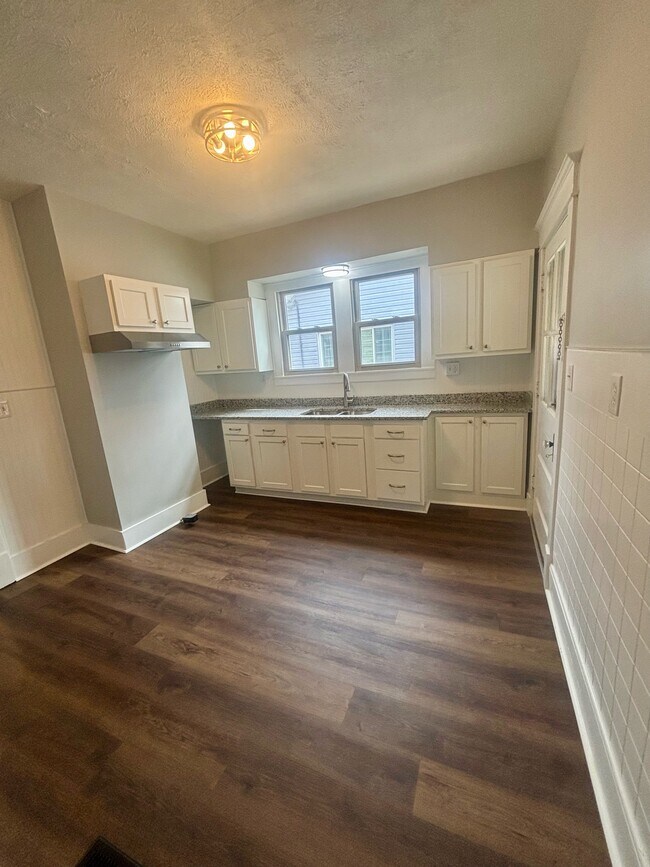 Building Photo - 1310 Earl Ave