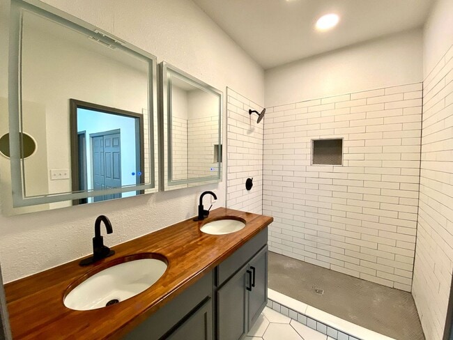 Building Photo - Dignowity Remodeled 3 bedroom 2 bath