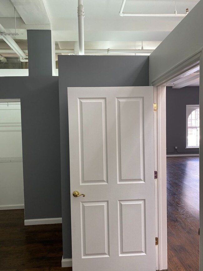 Building Photo - 2 Bedroom Downtown Denver Loft w/ Parking Spot! Available April 1st!