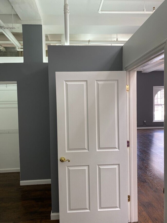 Building Photo - 2 Bedroom Downtown Denver Loft w/ Parking Spot! REST OF MAY FREE!