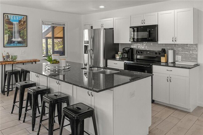 Building Photo - 2 Southport Ln