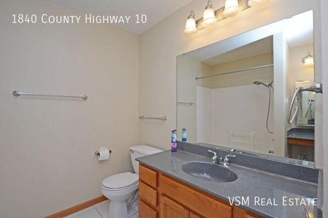 Building Photo - AVAILABLE NOW! Spacious 2 Bed, 2 Bath Town...