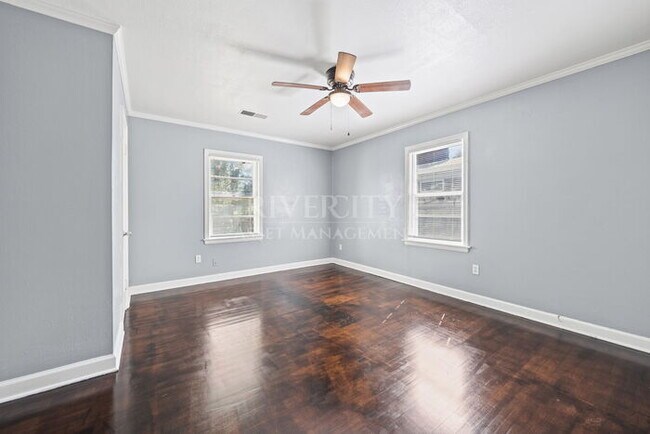 Building Photo - A MUST SEE, AMPLE SPACE HERE AND VERY MODE...