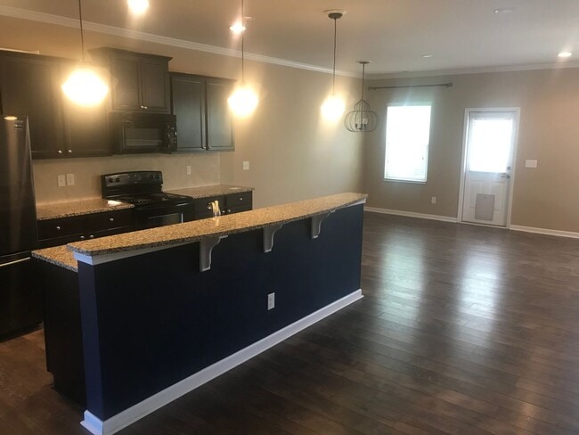 Building Photo - GREAT 4 BEDROOM !!!