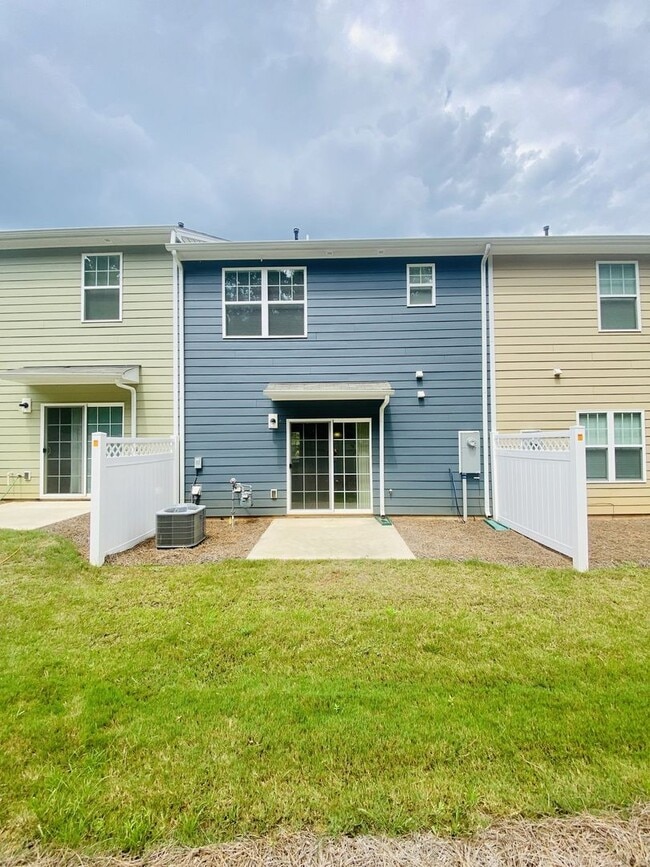 Building Photo - Stylish 3 Bed Townhouse with Granite Countertops and Hardwood Floors in Charlotte!