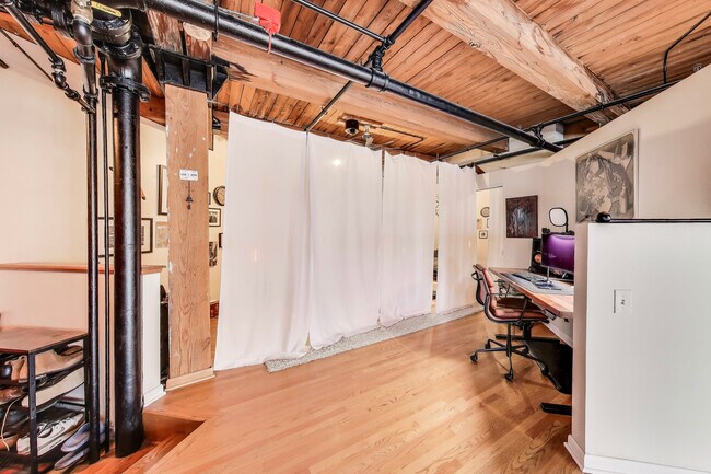 Building Photo - 913 W Van Buren St