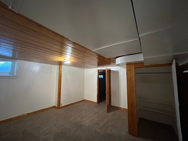 Building Photo - Berneau Orem Duplex