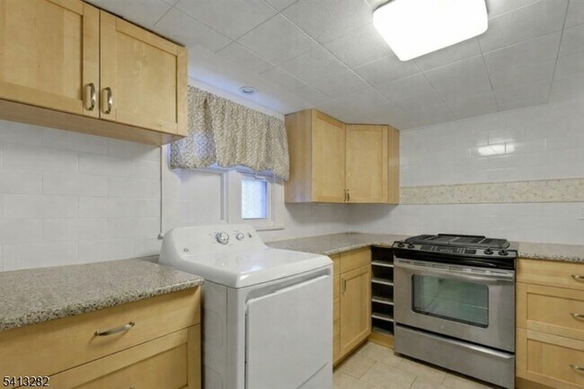 Building Photo - 355 Elm St