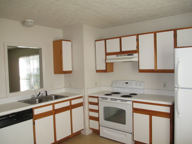 Building Photo - 2 Bedroom, 1 bath apartment - Downstairs Unit