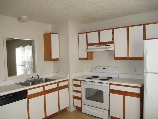 Building Photo - 2 Bedroom 1 Bathroom Apartment Upstairs unit