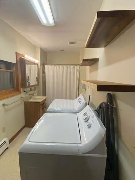 Bathroom - 2552 Malletts Bay Ave