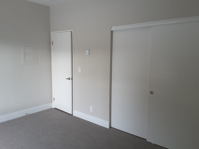 Building Photo - Newly Remodeled Condo Unit - Pet Friendly