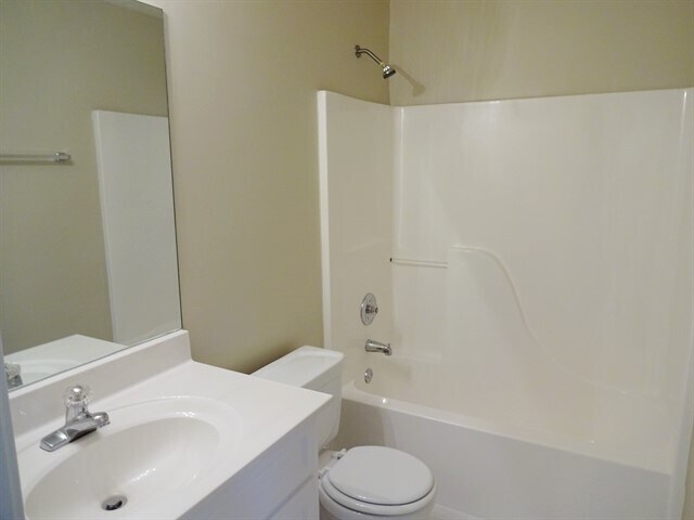 Building Photo - 1500 Holly Manor Dr