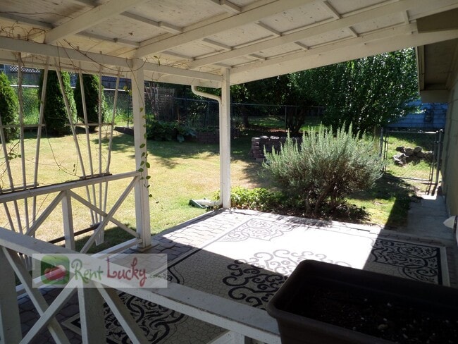 Building Photo - Adorable 3-Bedroom Home w/Large Fenced Yar...