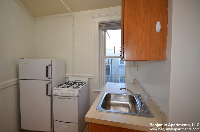 Building Photo - 143 Park Dr