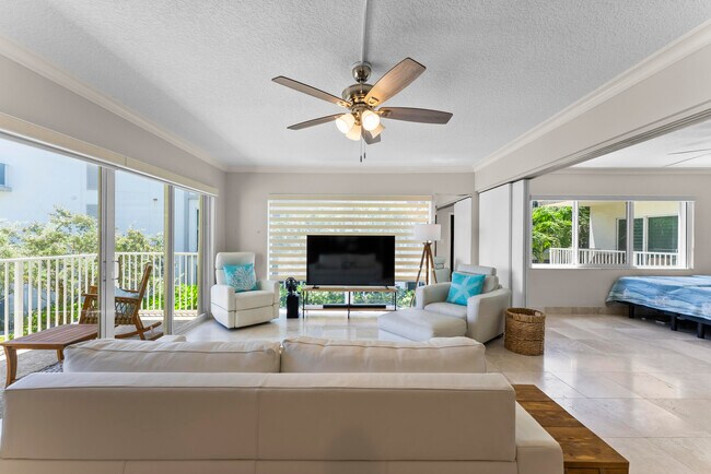 Building Photo - 1203 Hillsboro Mile