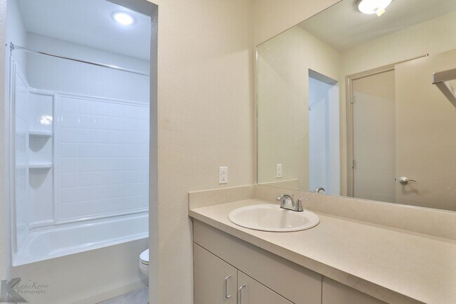 Building Photo - Newly Remodeled South Abilene Apartments!