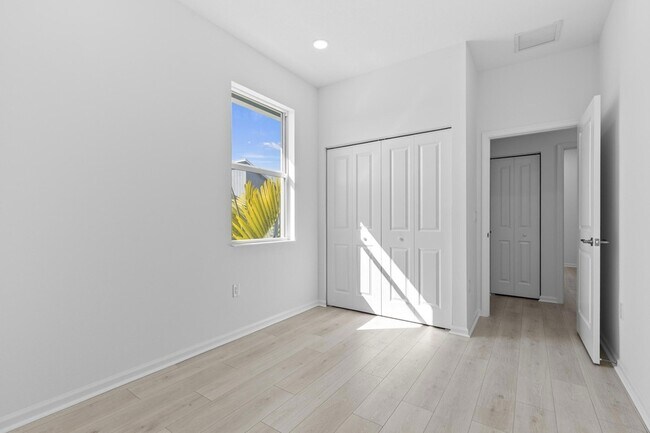 Building Photo - 4404 Longwood Lk Sq