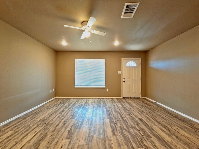 Building Photo - Cozy 3 Bedroom Home Near Downtown