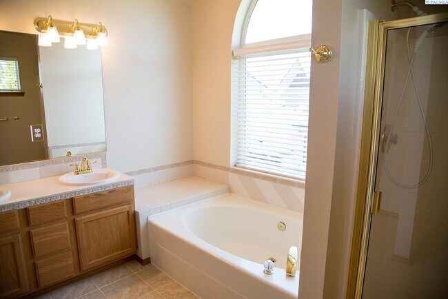 Building Photo - 3 Bed/2.5 Bath Richland Townhome!