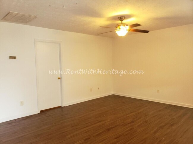 Building Photo - GREAT ONE LEVEL TOWNHOME / END UNIT / POPULAR DOWNTOWN VILLA RICA AREA / CAN WALK TO SHOPPING AND...