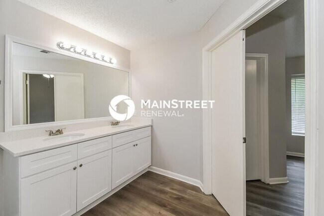 Building Photo - 3 Bedroom Pet-Friendly Home in Jacksonville, FL with Main Street Renewal