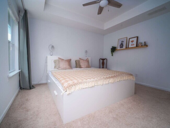 Building Photo - "Exquisite  2-Bed Townhouse with 2.5 Baths in Prime Charlotte Location – 1,531 Sq Ft of Comfort!"