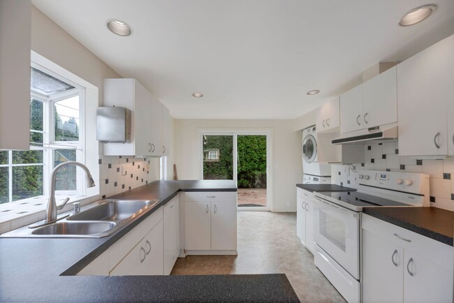 Building Photo - Short term Rental 6 month lease term only