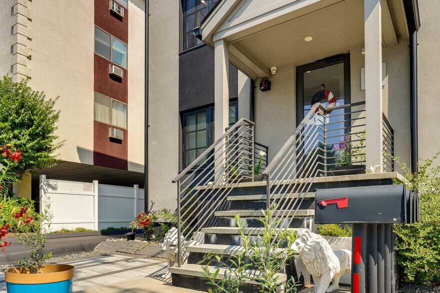 Building Photo - 930 Cove Rd