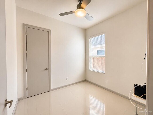 Building Photo - 504 Hackberry Ave