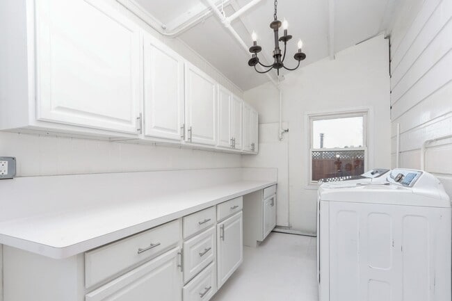 Building Photo - 3 Bed / 2 Bath pet friendly large and sunny unit on 24th St in Noe Valley. YouTube tour!