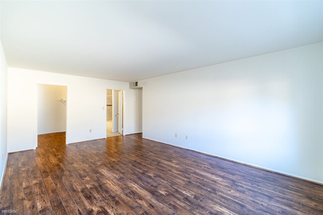 Building Photo - 2 br, 2 bath Condo - 1229 East Wilson Aven...