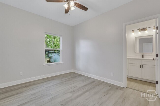 Building Photo - 1112 E Waldburg St