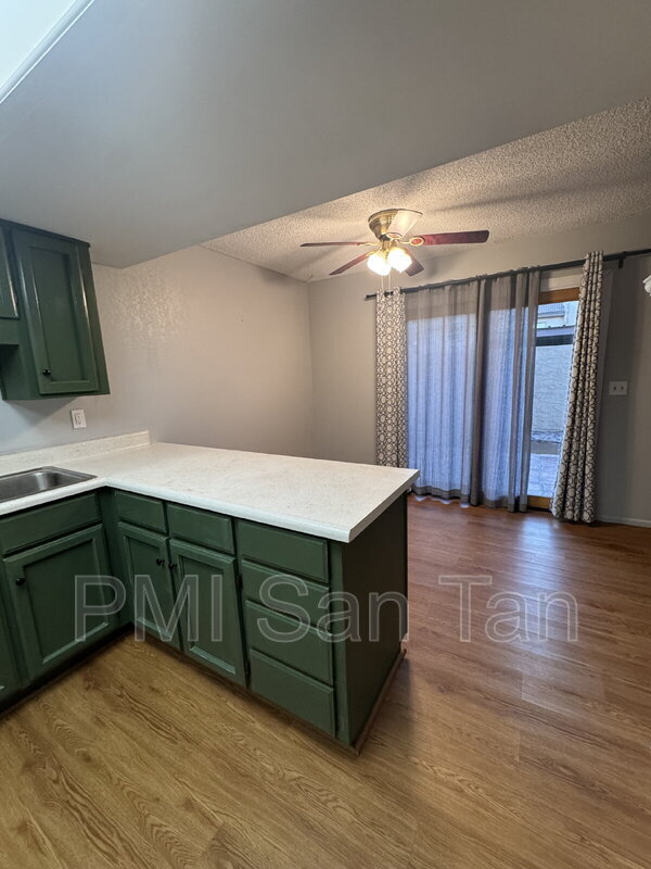 Building Photo - 834 E Fountain St