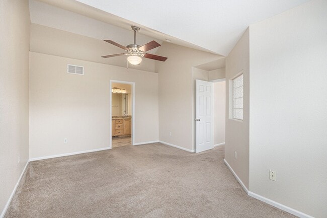Building Photo - Bright & Spacious End-Unit Townhome with High Ceilings, Fireplace and over 1500 sqft of Living Sp...