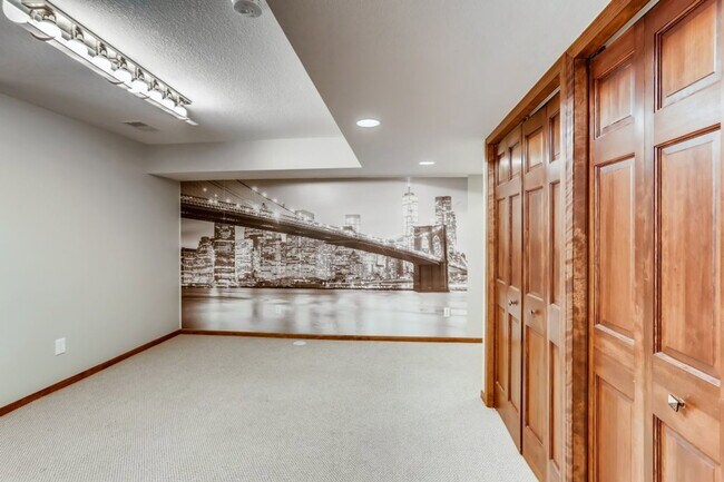 Building Photo - 490 Laurel Ave