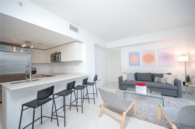 Building Photo - 1300 Brickell Bay Dr
