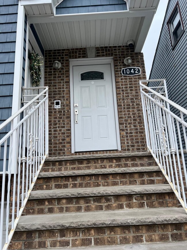Building Photo - 1042 Bond St