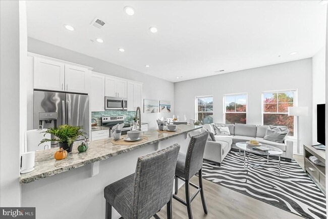 Building Photo - 537 Apple St