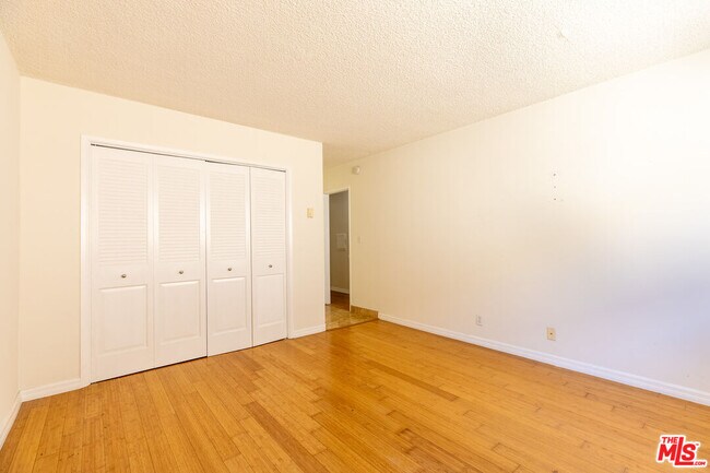 Building Photo - 1033 6th St