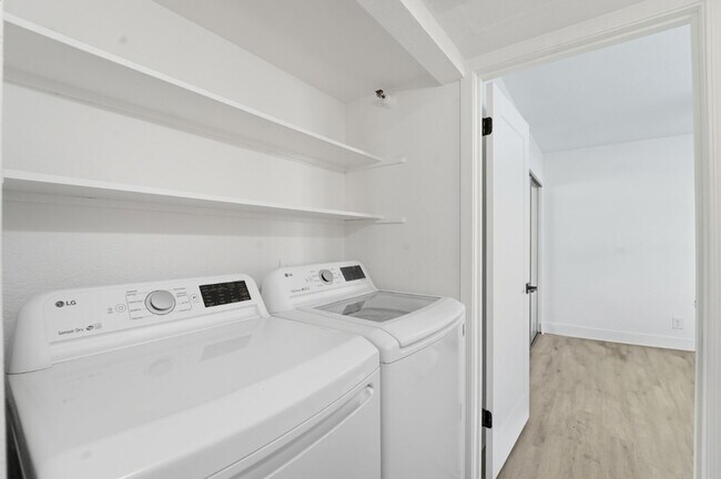 Building Photo - Stunning 2-bedroom, 2-bathroom home in the...
