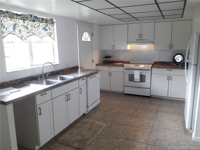 Building Photo - 350 NE Granduer Ave