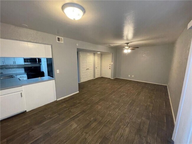 Building Photo - 305 E Croslin St