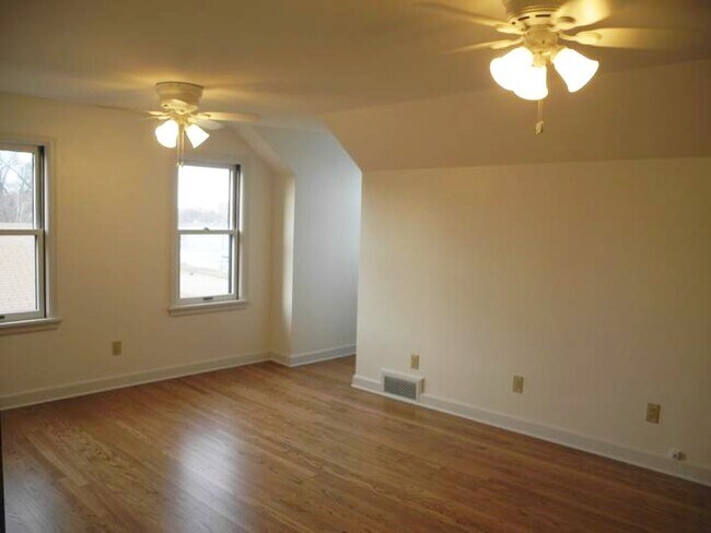 Primary Bedroom - 946 W Shore Dr