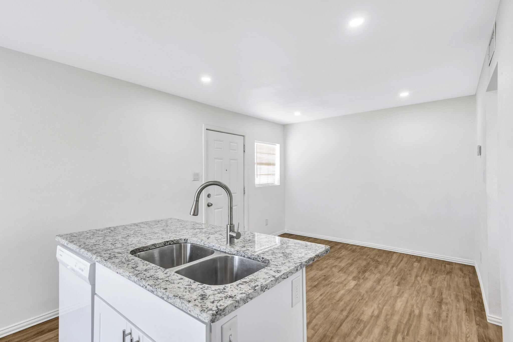 Building Photo - 901 Bessie St