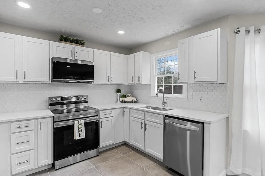 Building Photo - 1811 Chantilly Ct