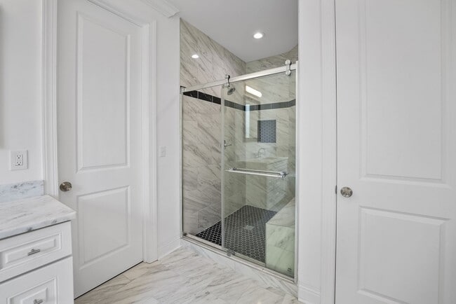 Building Photo - Newer Custom Brick Home in Lebanon