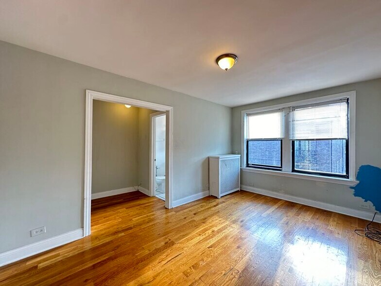 Building Photo - 629 W Belmont Ave