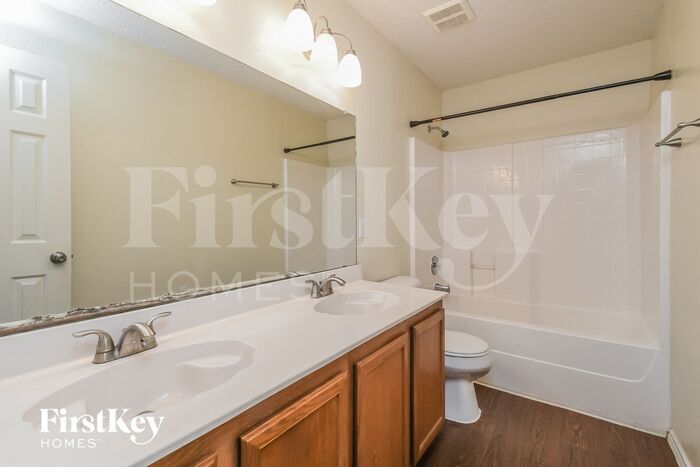 Building Photo - 1204 McMillen Dr