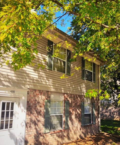 Building Front - Lakeside at Walnut Hills